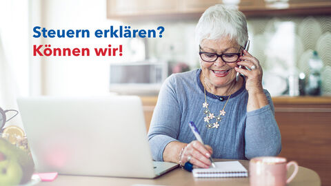 Frau telefoniert mit ihrem Finanzamt