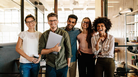Studium und Steuern Gruppe junger Studentinnen und Studenten.