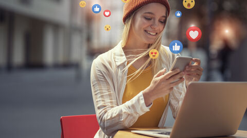 Besteuerung von Influencerinnen und Influencern Influencerin bei der Arbeit