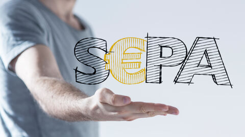 SEPA-Lastschriftmandat Mann präsentiert virtuellen SEPA-Schriftzug
