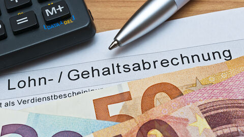 Antrag auf Lohnsteuerermäßigung Taschenrechner und Lohnabrechnung