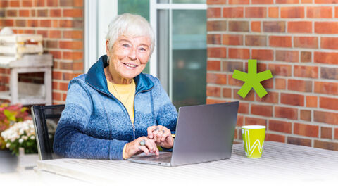Rentnerin erstellt ihre Steuererklärung mit einfach ELSTER