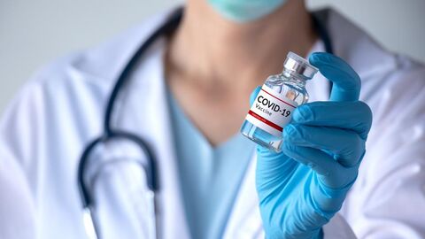 Fachpersonal mit Impfstoff