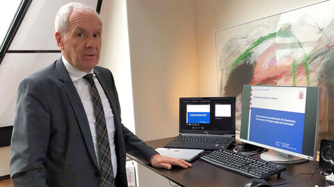 Oberfinanzpräsident Jürgen Roßberge erläutert Grundsteuerreform am PC.