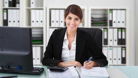 Sachbearbeiterin bearbeitet Unterlagen