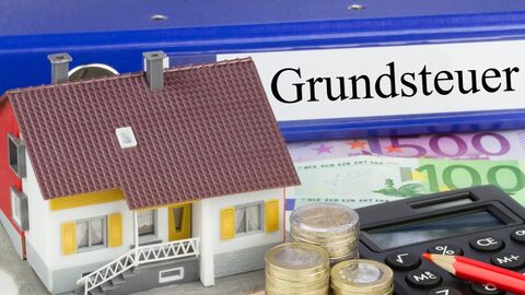 Bildkollage Ordner Grundsteuer, ein Modellhaus sowie Taschenrechner mit Münzgeld