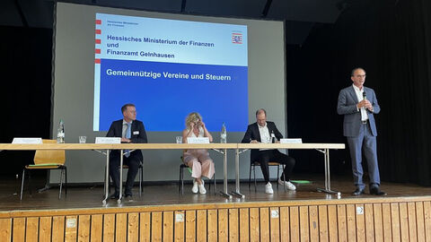 Hessens Finanzminister Michael Boddenberg begrüßt die Ehrenamtlichen