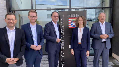 v.l.n.r.: Michael Hohmann, Abteilungsleiter Finanzministerium, Landtagsabgeordneter Michael Ruhl, Hessens Finanzminister Michael Boddenberg,die kommissarische Oberfinanzpräsidentin Konstanze Bepperling und der Leiter des Finanzamts Alsfeld-Lauterbach, Martin Leinweber