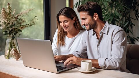 Steuererklärung 2023 elektronisch erstellen! Junges Paar erstellt Steuererklärung am Notebook