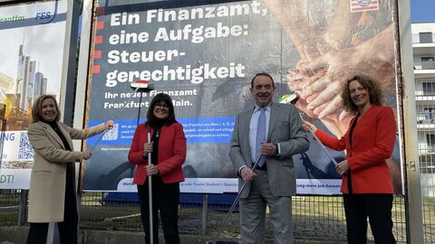 Plakate und Anzeigen weisen auf die Fusion der Finanzämter in Frankfurt und Offenbach hin. In Frankfurt plakatierten heute gemeinsam Finanzminister Professor Dr. R. Alexander Lorz, Oberfinanzpräsidentin Konstanze Bepperling (rechts im Bild) sowie die Leiterinnen der neuen Finanzämter, Sylvia Schellhaas (Offenbach, links im Bild) und Claudia Bornemann (Frankfurt, 2.v.l.). Plakate und Anzeigen weisen auf die Fusion der Finanzämter in Frankfurt und Offenbach hin. In Frankfurt plakatierten heute gemeinsam Finanzminister Professor Dr. R. Alexander Lorz, Oberfinanzpräsidentin Konstanze Bepperling (rechts im Bild) sowie die Leiterinnen der neuen Finanzämter, Sylvia Schellhaas (Offenbach, links im Bild) und Claudia Bornemann (Frankfurt, 2.v.l.).