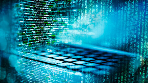 Programmiercode mit Computer und Matrix