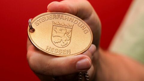 Die Plakette der hessischen Steuerfahndung.