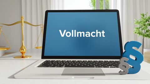 Darstellung eines Notebooks mit dem Text "Vollmacht" in weißer Schrift auf blauem Hintergrund. Im Vordergrund sind Paragraphenzeichen und im Hintergrund eine Waage.