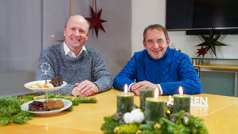 Hessens Finanzminister Professor Dr. R. Alexander Lorz (rechts im Bild) und Finanzstaatssekretär Uwe Becker (links) wünschen allen Bürgerinnen und Bürgern frohe Feiertage.