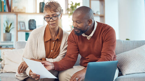 Steuererklärung 2024 online erstellen! Paar erstellt gemeinsam seine Steuererklärung online.