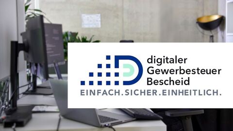 Schriftzug "digitaler Gewerbesteuerbescheid" vor einem Bürohintergrund