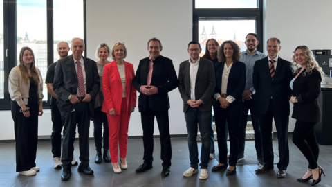 Wie arbeitet die größte Erbschaftsteuerstelle in Hessen? Finanzminister Professor R. Alexander Lorz (Mitte) informierte sich gemeinsam mit Oberfinanzpräsidentin Konstanze Bepperling (4. v. r.) vor Ort und tauschte sich mit den Beschäftigten der Erbschaftsteuerstelle aus.