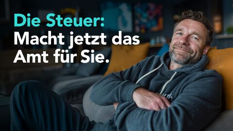 Mann sitzt auf dem Sofa und hat die Arme vor der Brust verschränkt. Es ist der Text die Steuer macht jetzt das Amt für Sie zu lesen.