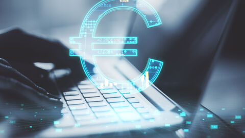 Online-Banking EU Nahaufnahme von Händen die ein Notebook benutzen und im Vordergrund leuchtet ein blaues Eurozeichen.