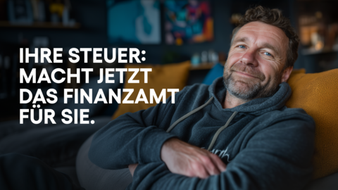 Mann sitzt zurücklehnend entspannt und mit verschränkten Armen auf einem Sofa.